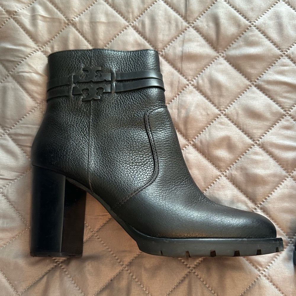 Tory Burch Leigh 90MM Lug Sole Boots size 10 in Perfect Black - Picture 7 of 13